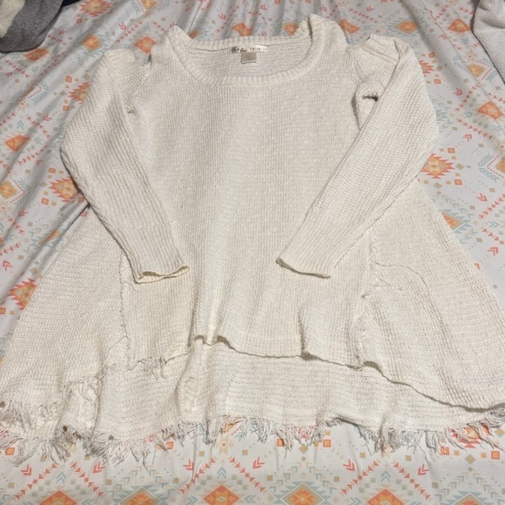 Kaisely || NWOT 100% Cotton Cold Shoulder with Hi-Lo and Raw Hems (M)